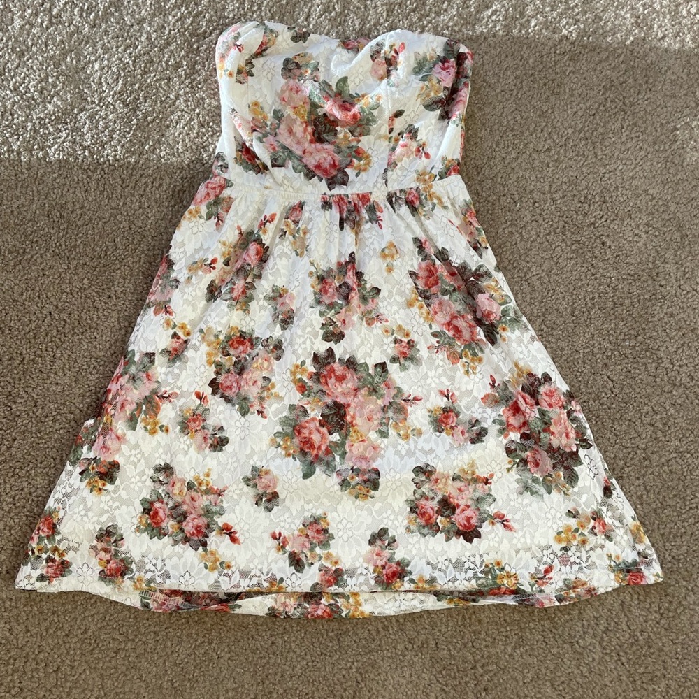 Forever 21 Strapless White Flower Dress